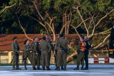 Medien: Erste Gruppe israelischer Geiseln an Rotes Kreuz übergeben - Israelisches Militärpersonal wartet vor einem Krankenhaus auf die Ankunft der von der islamistischen Hamas-Bewegung freigelassenen Geiseln.