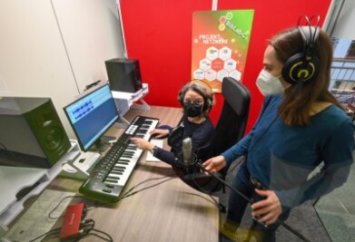 Medien-Labor fürs digitale Zeitalter - Agnes Bohley (rechts) und Tina Goldammer demonstrieren die Arbeit im Tonstudio, das ein Bestandteil desBiblab-C der Stadtbibliothek Chemnitz ist. Auch wenn die Bedingungen im Moment erschwert sind, ist die Arbeit im Medienlabor möglich. 