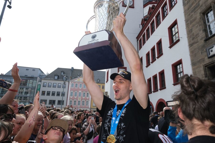 Medien: Niners Chemnitz halten Leistungsträger - Jonas Richter, Kapitän des Basketballteams Niners Chemnitz, jubelt mit dem Pokal.