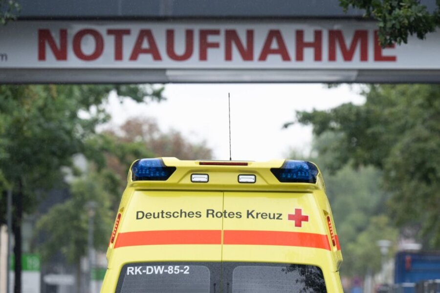 Ein Krankenwagen fährt vor einem Schild mit der Aufschrift „Notaufnahme“.