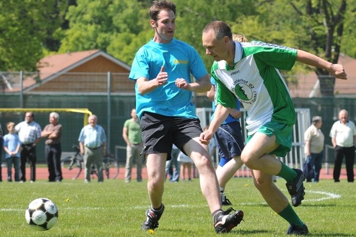 
              <p class="artikelinhalt">Während des Benefizspiels am Samstag zwischen den Mannschaften 1. FC Unterhof (Grün) kämpften David Schmiedel und Stefan Link vom Kretzschmar- stift (Blau ) um den Ball.  </p>
            
