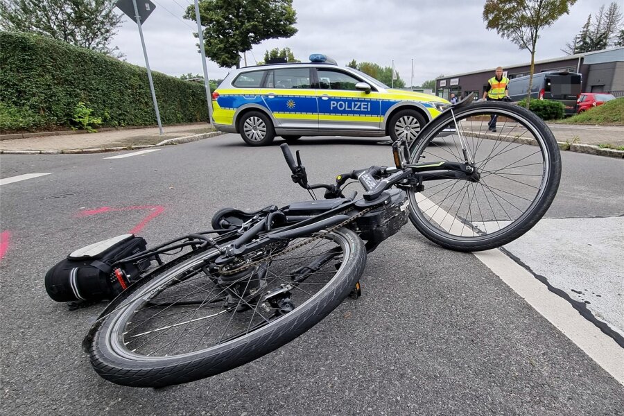 Meerane: Autofahrer verletzt Radfahrerin und fährt einfach weiter - Die Radfahrerin erlitt laut Polizei leichte Verletzungen.