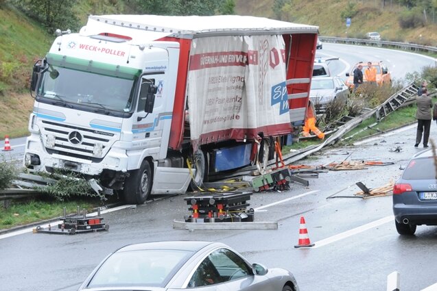 Ein schwerer Unfall auf der Bundesstraße 93 nahe Mosel hat am Mittwochnachmittag für Behinderungen gesorgt.