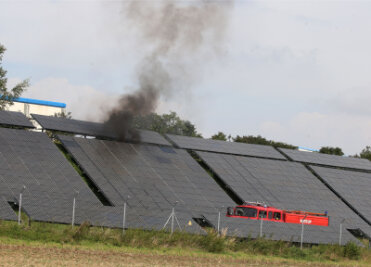 Meerane: Brand im Solarpark - Feuerwehreinsatz im "Solarpark II" in Meerane