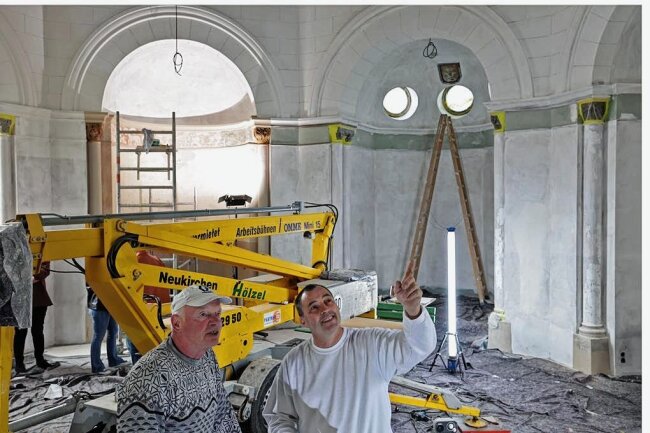 Meerane: Ein Malermeister, der mit Ehrfurcht an die Arbeit geht - Der Glauchauer Malermeister Jan Röhner (r.) bespricht mit seinem Mitarbeiter Holger Pohle die nächsten Aufgaben in der alten Friedhofskapelle in Meerane. Beide haben schon bei der Fassadensanierung der großen Trauerhalle mitgearbeitet. 