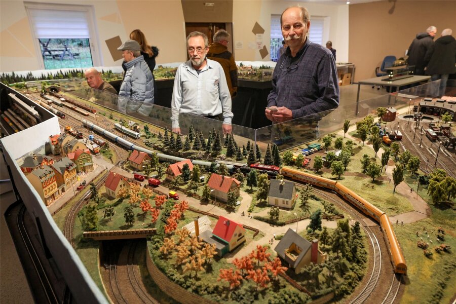 Meerane: Gibt es auch künftig Modellbahnausstellungen in der Annaparkhütte? - Schatzmeister Peter Findeisen und Siegfried Müller (von rechts) an der 15 Meter langen TT-Anlage, an der Müller seit 2000 maßgeblich mitarbeitet.