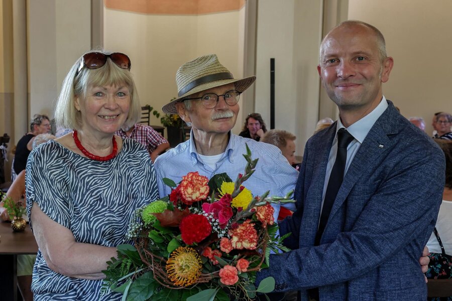 Meerane hat einen neuen Ehrenbürger: Auszeichnung geht an Ex-Bürgermeister - Peter Ohl (Mitte) erhält die Ehrenbürgerschaft von Meerane. Das sorgt auch für Freude bei Ehefrau Heidi. Die Entscheidung verkündete Bürgermeister Jörg Schmeißer am Samstag.