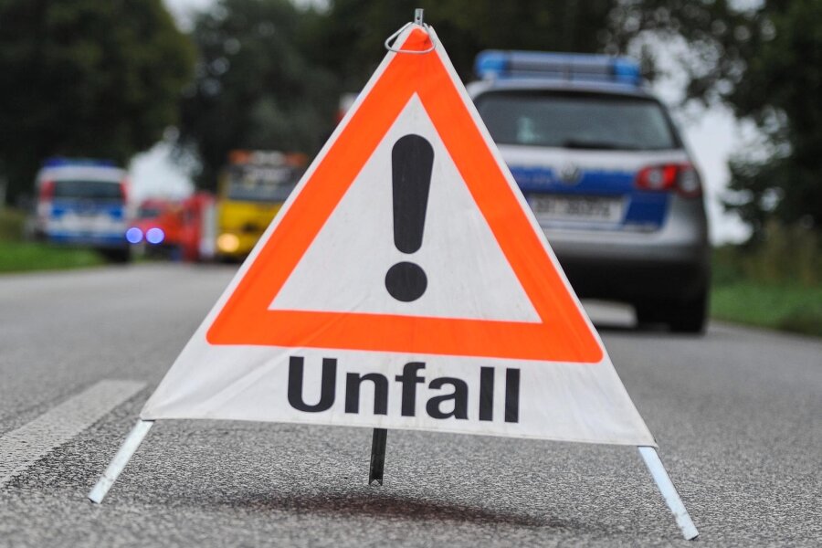 Meerane: Lkw beschädigt Audi TT und VW - Zwei Pkw sind bei einem Unfall mit Fahrerflucht beschädigt worden.