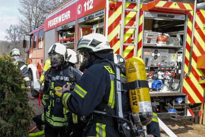 Meerane: Schuppen am Wohnhaus steht in Flammen - Am Moeschler Weg in Meerane war Donnerstagmittag die Feuerwehr im Einsatz.