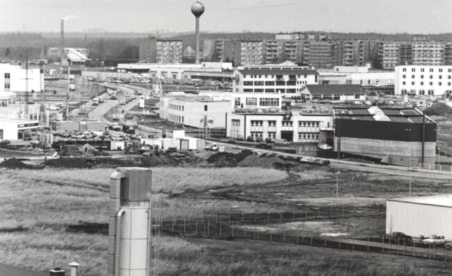 Meerane und das Gewerbegebiet: Zwischen Ärger und Dankbarkeit - Das Foto entstand 1994, als sich schon die ersten Firmen angesiedelt hatten. Im Hintergrund befinden sich die Wohnblöcke am Westring. 