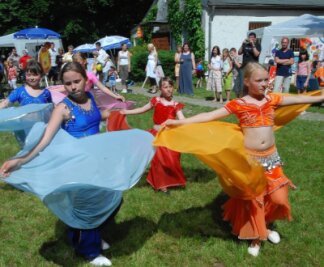 Meeraner Bürgermeister will Unterstützung geben - 
              <p class="artikelinhalt">Beim großen Kinderfest in der Annaparkhütte Meerane haben die Tanzsternchen eine Orientalische Darbietung gezeigt.</p>
            