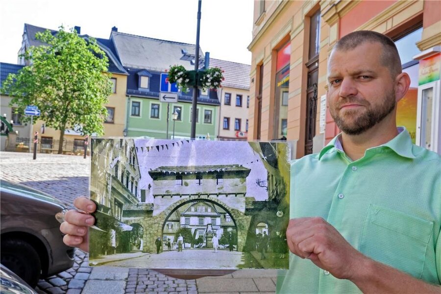 Meeraner Einwohner will historisches Stadttor aufstellen - Torsten Eismann zeigt ein Foto des Stadttores, das im Jahr 1930 das damalige Meeraner Heimatfest zierte.