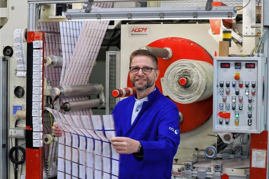 Meeraner Etikettenhersteller CCL setzt auf Nachhaltigkeit - Geschäftsführer Uwe Baier an einer der modernen Maschinen in der Werkhalle des Etikettenherstellers CCL Label in Meerane.