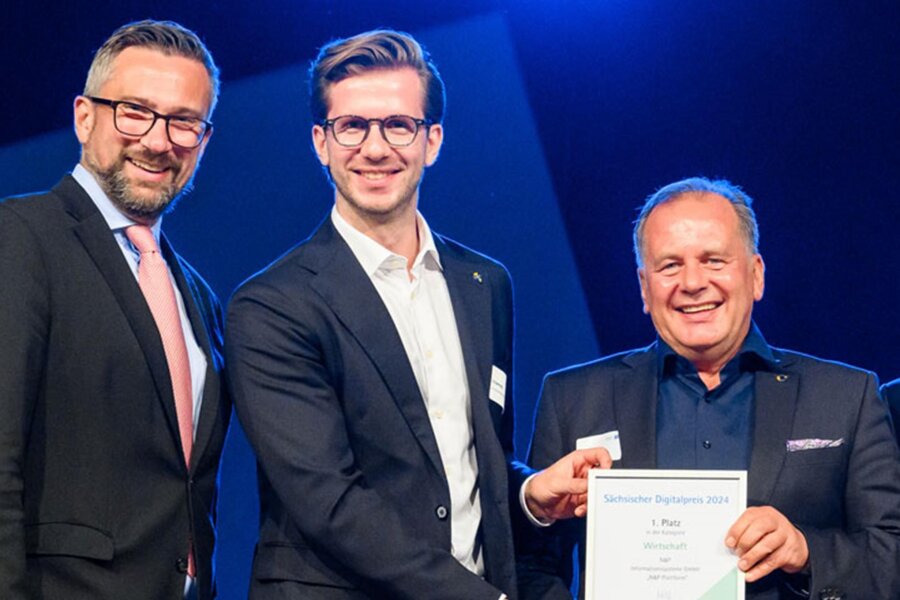 Meeraner Firma N+P erhält Sächsischen Digitalpreis - Wirtschaftsminister Martin Dulig (SPD, links) gratulierte auch Jens Hertwig (rechts) von der Meeraner Firma N+P.