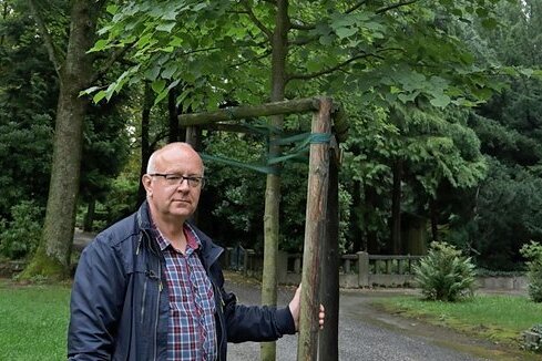 Meeraner Friedhof erhält Baumspenden - Friedhofsverwalter Uwe Horn an einer Winterlinde, die dank einer Baumspende geplanzt werden konnte. 