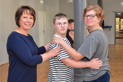 Meeraner Päßlerschüler zeigen Tanz-Talent - Eine kleine Haltungskorrektur nimmt Tanzlehrerin Anett Wolf bei Noah und Michelle vor.