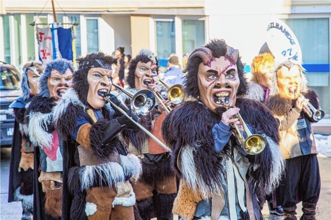 Meeraner Rasselbande Guggemusik feiert 25. Geburtstag - Musiker der Rasselbande Guggemusik ´97 aus Meerane bei einem Auftritt. 