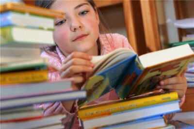 Meeraner Schule gewinnt beim Deutschen Lesepreis - Bücher spielen an der Lindenschule in Meerane eine wichtige Rolle. Foto: Jens Büttner/dpa
