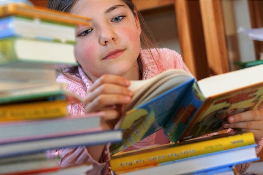 Bücher spielen an der Lindenschule in Meerane eine wichtige Rolle. Foto: Jens Büttner/dpa