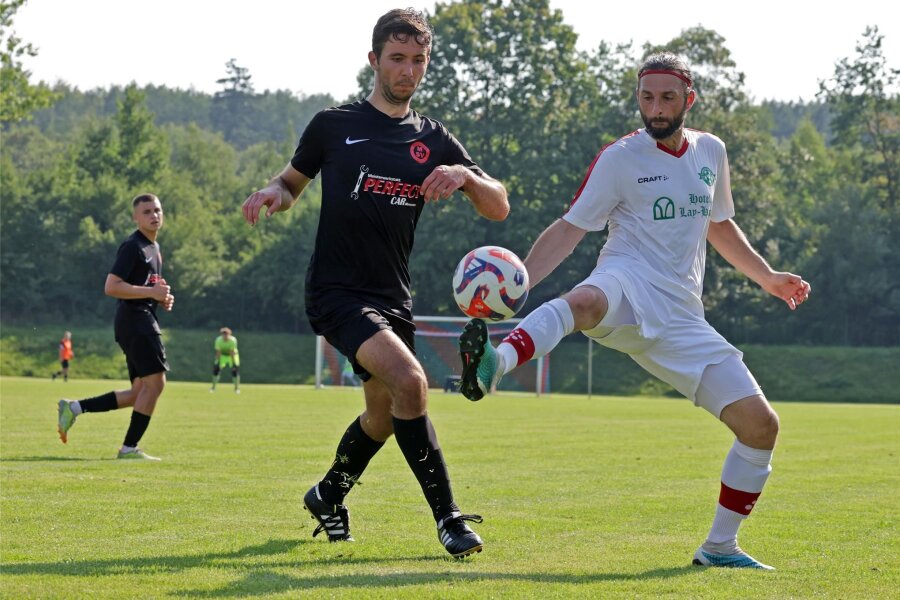 Meeraner SV verabschiedet sich aus der Fußball-Landesklasse - Ihr erstes Saisonspiel bestritten die Meeraner - hier mit Philipp Schick (l.) - gegen Limbach-Oberfrohna.