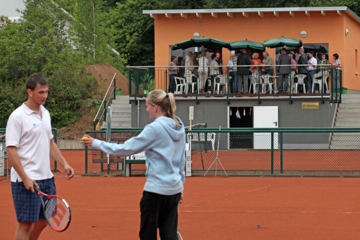 Meeraner Tennisclub weiht neues Vereinsheim ein - <p class="artikelinhalt">Martin Wolfram und Josephine Thomas aus Meerane spielen in ihrer Freizeit Tennis. Auch sie kommen in den Genuss des neuen Gebäudes. </p>