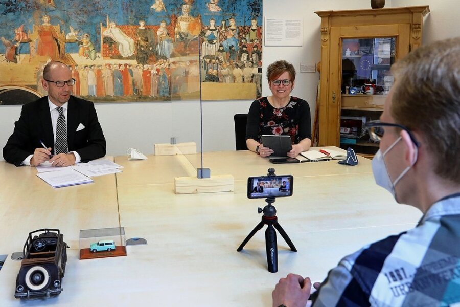 Meeranes Stadtchef antwortet online - Bürgermeister Lothar Ungerer und Moderatorin Katja Eidam bei der Online-Sprechstunde am Dienstag im Neuen Rathaus. 