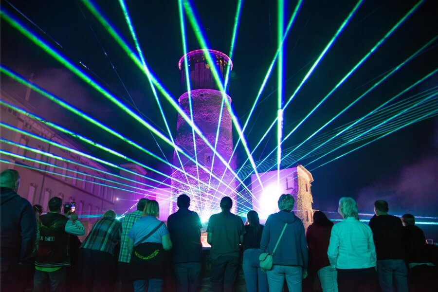 Mega-Lasershow und beste Stimmung: Furiose Queen-Show zum Auftakt der Burgsommer-Konzerte auf Schloss Voigtsberg - Der Bergfried auf Schloss Oelsnitz wurde beim Auftakt der Burgsommer-Konzerte in eine sehenswerte Laser-Show eingebettet.