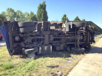 Mehr als 100.000 Euro Schaden nach Lkw-Unfall auf A 4 - Nach einer Kollision auf A 4 bei Chemnitz kippte ein Lkw auf die Seite; dessen Fahrer wurde leicht verletzt.