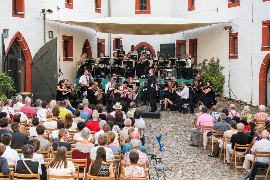 Mehr als 100 Gäste bei Sommernachtskonzert auf Schloss Rochsburg - 