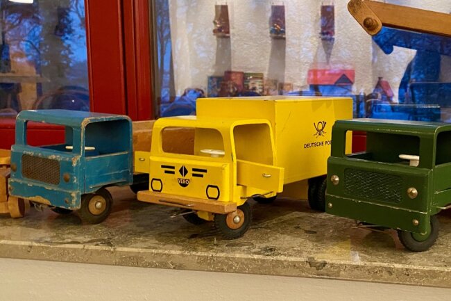 Die Lastwagen aus Holz kommen aus dem Schacherhaus in Mittweida. Sie gehören zur neuen Sonderausstellung "Altes Spielzeug zur Weihnachtszeit", die der Verein Deckerberg am Wochenende zeigt. 