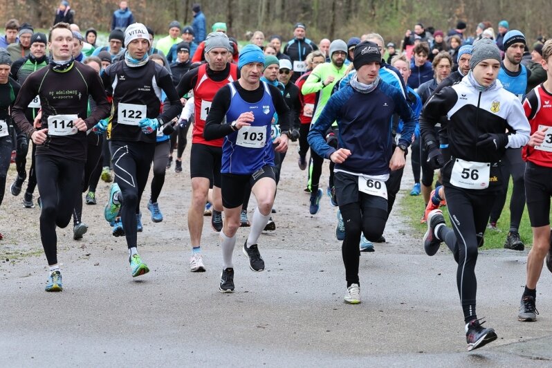 Mehr als 100 Läufer trotzen dem Wetter auf dem Pfaffenberg - 