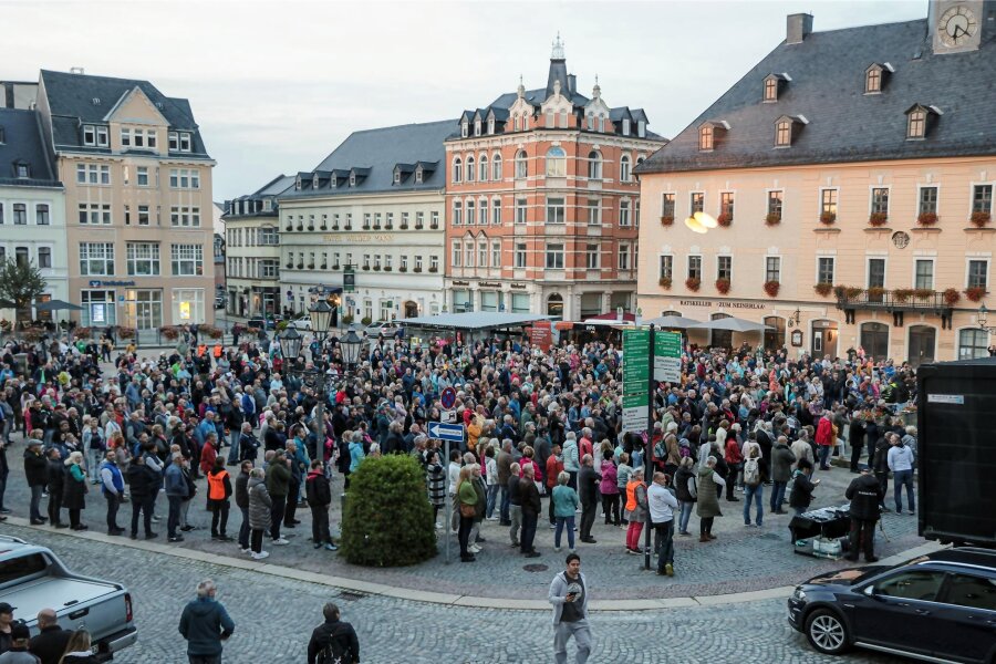 Mehr als 1000 Erzgebirger kommen zum „Berggeschrey“ - Mehr als 1000 Demonstranten hatten sich dem „Berggeschrey“-Protest am Mittwochabend angeschlossen. Es war inzwischen die fünfte derartige Kundgebung.