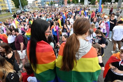 Mehr als 1000 Menschen beim CSD in Chemnitz – Gegner provozieren am Rande - Am Falkeplatz fand eine Zwischenkundgebung des CSD statt.