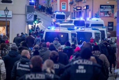 Mehr als 1000 Menschen protestieren in Zwönitz gegen Corona-Maßnahmen - 