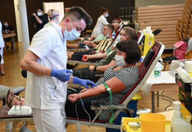 Mehr als 110 Limbach-Oberfrohnaer Vereinsmitglieder spenden Blut - Nadine Hamann war eine von 110 Frauen und Männern die am Freitag Blut gespendet haben.