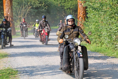 Mehr als 200 Biker auf Schlösser- und Burgenfahrt in Augustusburg - 