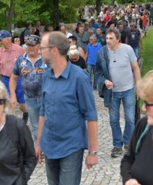 Mehr als 200 Leute zu "Spaziergang" - Montagsspaziergang in der Freiberger Innenstadt. 