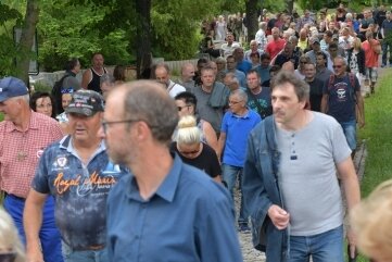 Mehr als 200 Leute zu "Spaziergang" - Montagsspaziergang in der Freiberger Innenstadt. 
