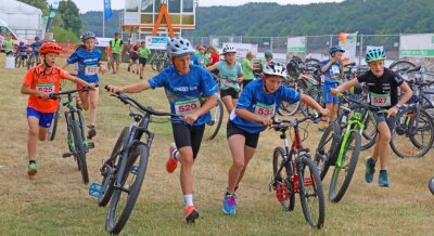 Mehr als 200 Nachwuchssportler eröffnen Koberbachtal-Triathlon - Duathlon - in der Wechselzone vom Laufen zum Radfahren.
