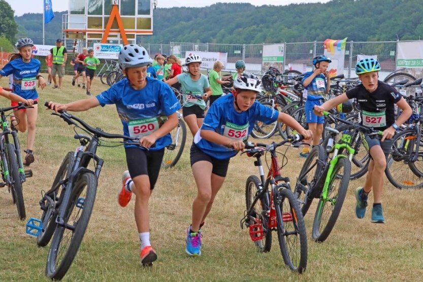 Mehr als 200 Nachwuchssportler eröffnen Koberbachtal-Triathlon - Duathlon - in der Wechselzone vom Laufen zum Radfahren.