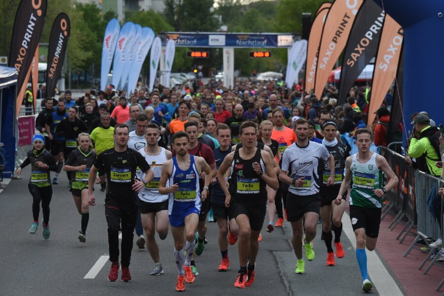 Mehr als 2000 Sportler bei Chemnitzer Nachtlauf - Die ersten Teilnehmer starteten um 19.30 Uhr zum Lauf über fünf Kilometer.