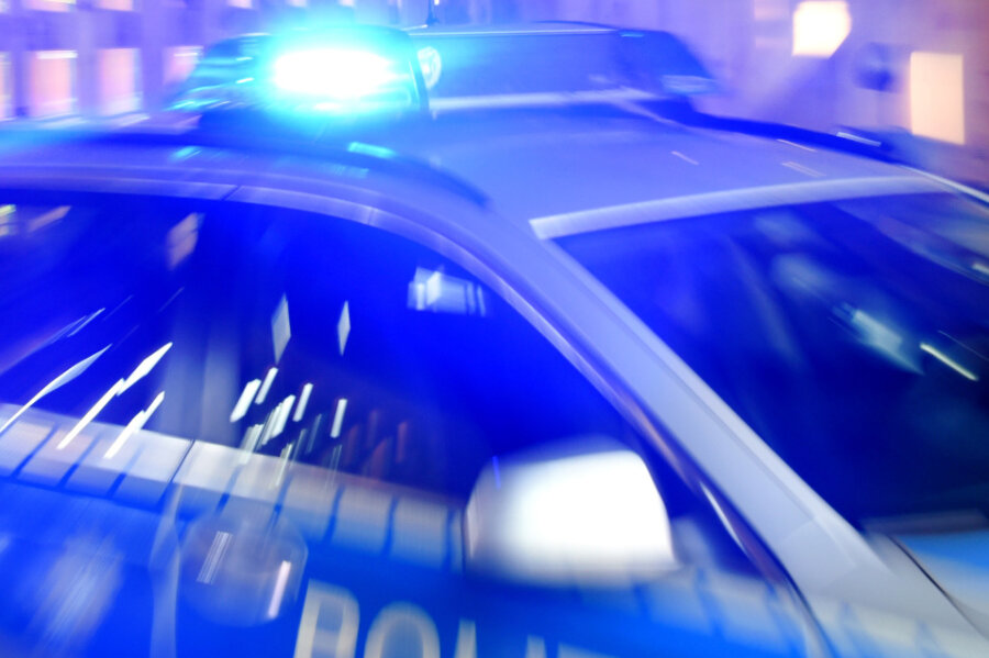 Mehr als 30.000 Euro Schaden bei Verkehrsunfall in Schönheide - Fahrer flüchtet vom Unfallort - 