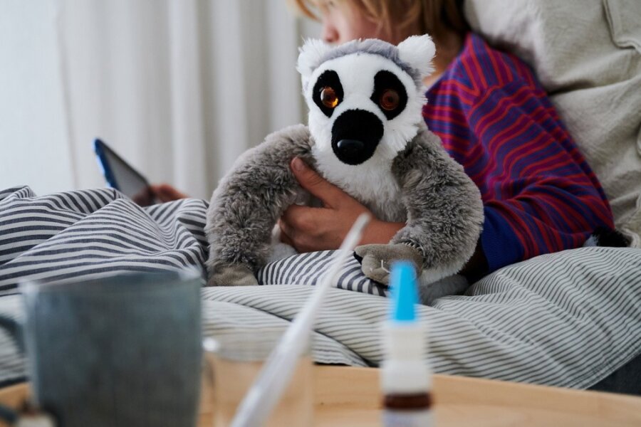 Mehr als 3000 neue Grippefälle in Sachsen - Kliniken im Freistaat behandeln vermehrt Kinder - Auch in Sachsen nehmen Kliniken vermehrt kleine Patienten auf (Symbolbild).