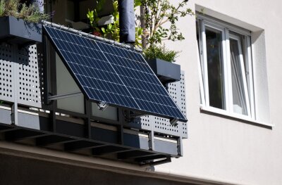 Mehr als 400.000 Balkonkraftwerke - Zahl steigt rasant - Stecker-Solaranlagen für den Balkon können die eigene Stromrechnung senken. Ihre Zahl ist zuletzt stark gestiegen.