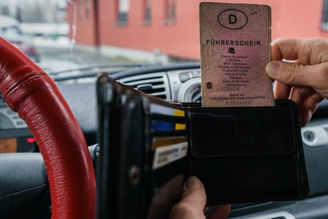 Mehr als 4000 alte Führerscheine umgetauscht - Der rosa Führerschein ist ein Auslaufmodell. Bis 2033 müssen Millionen von Führerscheinen umgetauscht werden, damit sie fälschungssicherer sind. 