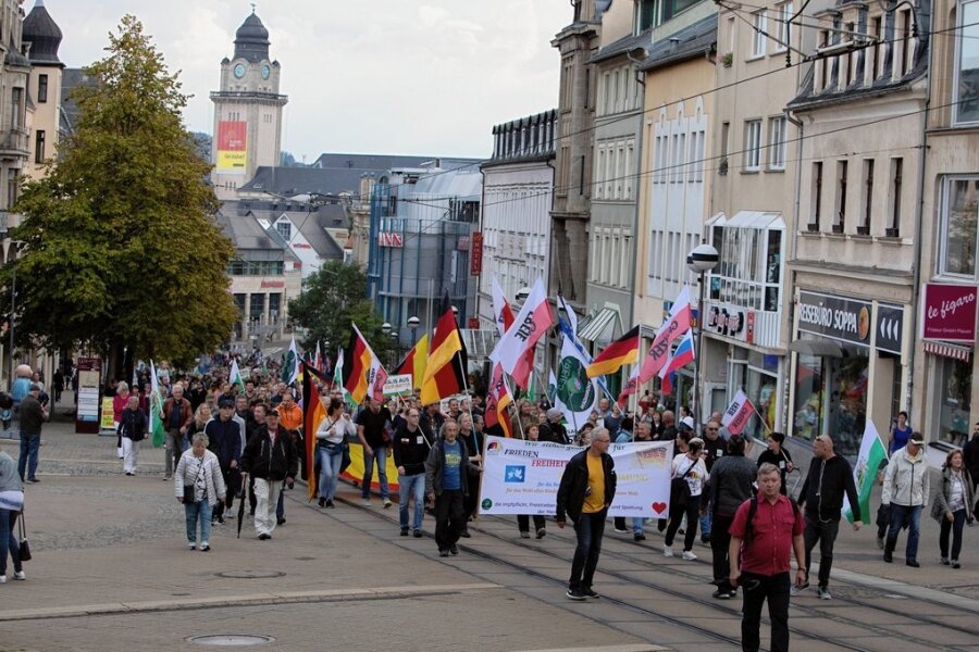 Mit Transparenten, Trommeln und Fahnen zogen die Demonstranten lautstark durch die Plauener Innenstadt.