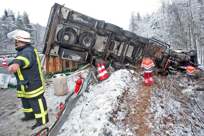 Ein portugiesischer Sattelzug kippte kurz nach der Anschlussstelle Zwickau West um und verlor mehrere Tonnen Gemüse und etwa 1000 Liter Diesel.