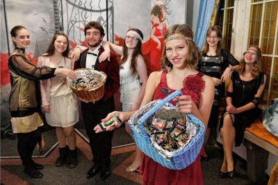 Mehr als 500 Gäste feiern Gruselball auf Schloss Transsylvania - 