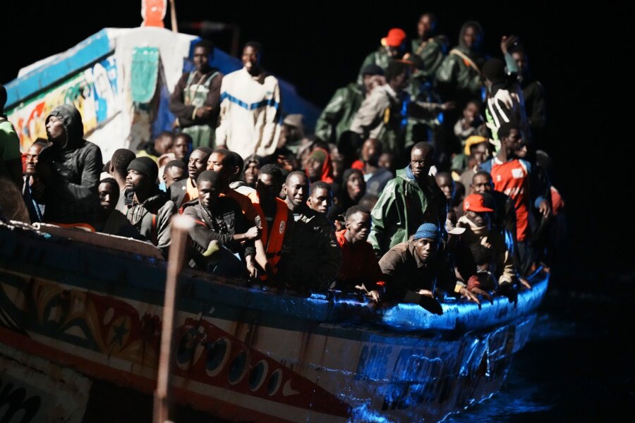 Mehr als 500 Migranten vor Kanaren gerettet - Migranten befinden sich dicht gedrängt in einem Holzboot (Archivbild).