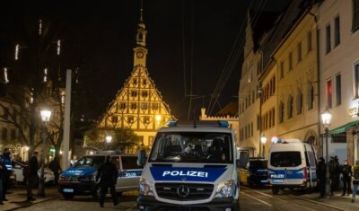 Mehr als 500 Unterzeichner gegen "Montagsspaziergänge" in Zwickau - Ein massives Polizeiaufgebot verhinderte am Montagabend einen verbotenen Aufzug in Zwickau.